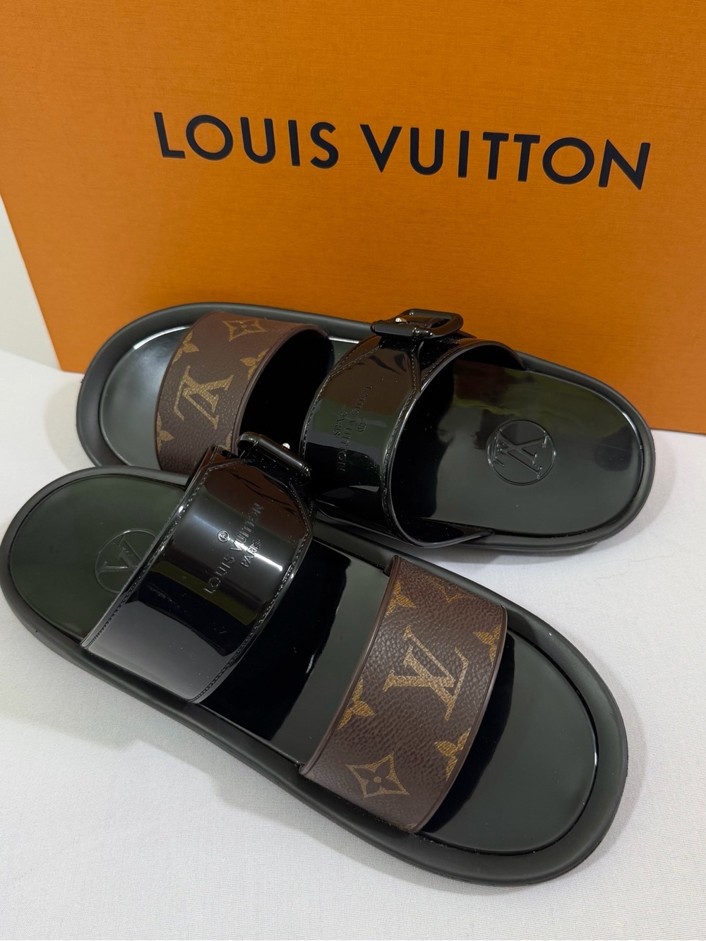 Louis Vuitton Sunbath Flat Mule Sandals Black     - EU 40 / US 10